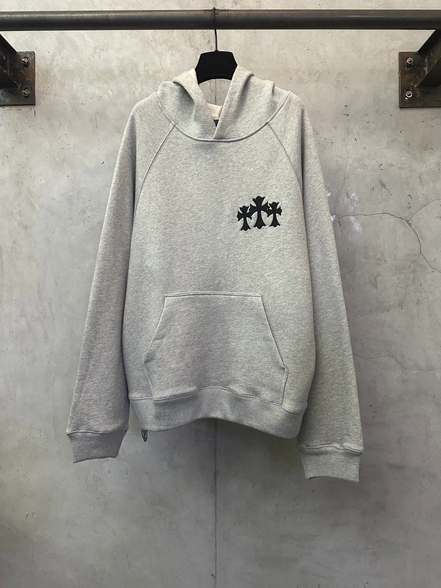 P530 Chrome Hearts ss25 logo embroidered hooded sweatshirt Fabric: Made of heavy fortress intertwined air cotton, full of texture, thick and solid, based on high-end ash tones Decorated with the Chrome Hearts cross patch stitch on the chest Customized hardware Thread Accessories Matching version Same style for men and women -Color: Gray -Size: S M L XL